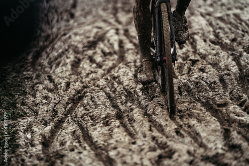 Foto Cyclocross Worlds racing in mud close drive trails
