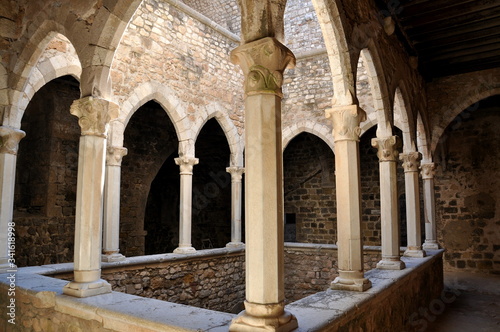 France, côte d'azur, îles de Lérins, le monastère fortifié a été construit dès la fin du XI ème siècle, ce monument historique servait à protéger les moines des attaques des sarrasins.