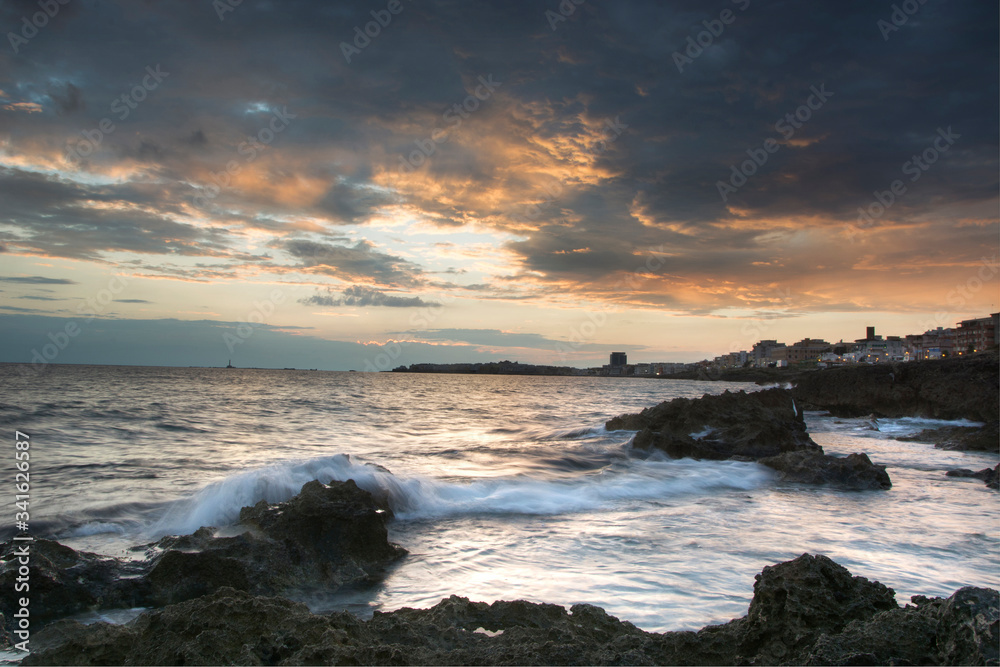 Obraz premium Cielo nuvoloso al tramonto su Gallipoli nel Salento