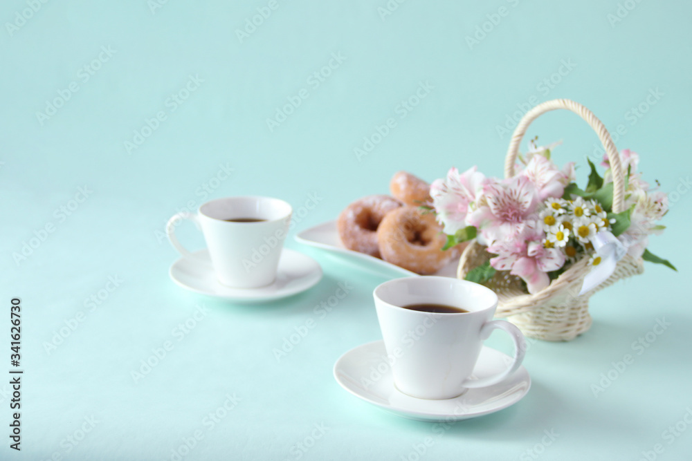 ドーナツとコーヒーとアルストロメリアの花かご
