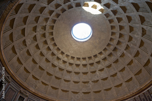 Dome à caissons du Panthéon à Rome