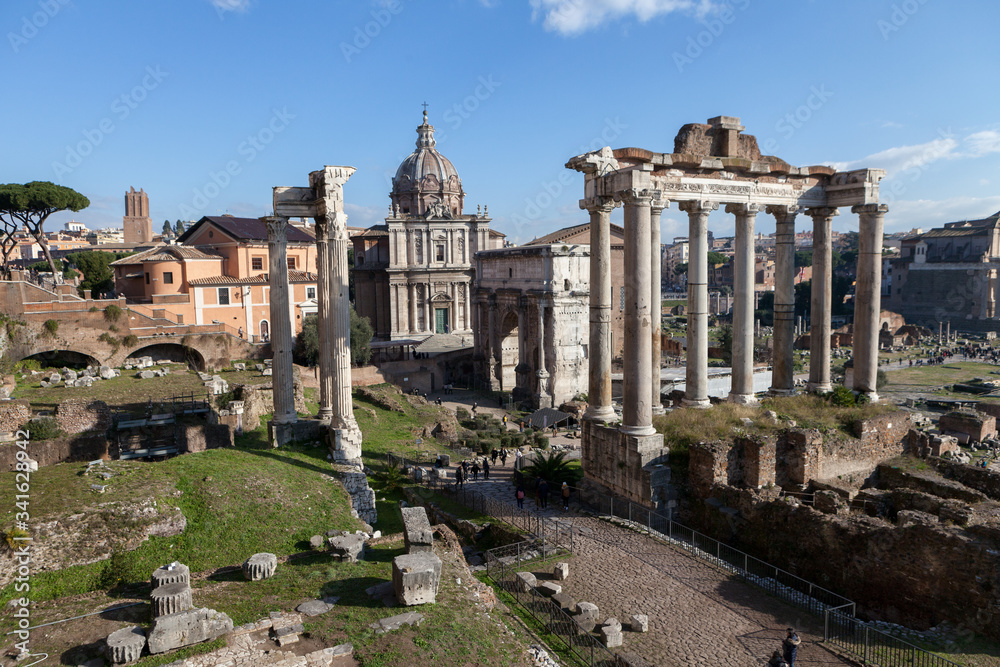 Vue sur les vestiges des temples antiques du forum romain