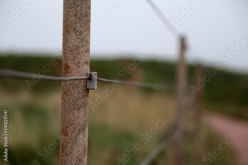 Detail Aufnahme von einem Metall Zaun auf Helgoland, Nordsee 