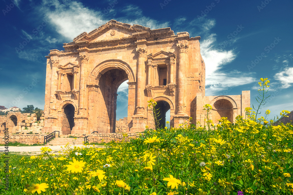 Fototapeta premium Arc de triomphe adriana arch Jerash Jordan in spring