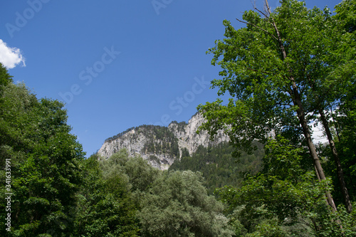 Im Foto zu sehen eine Bucht bzw Berge in Österreich. 