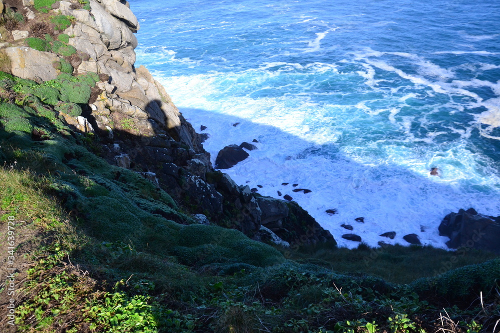 The ocean that caresses cliffs