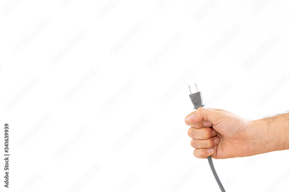 電源ケーブルを握る男の手 電源ケーブルを握る男の手