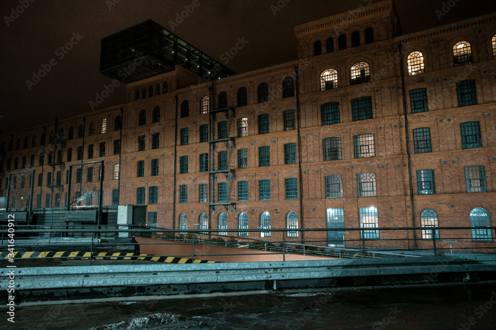 Stara fabryka z cegły w nocy.
