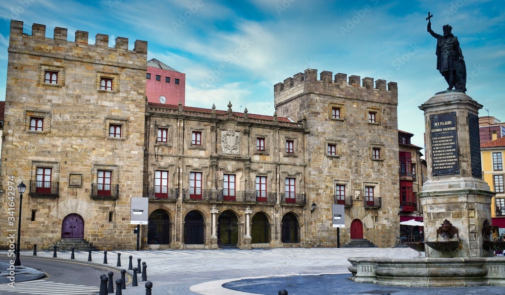 Plaza del Marques , con el palacio de Revillagigedo y el monumento a Pelayo