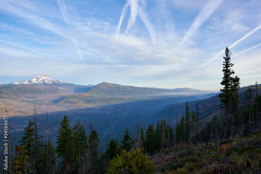 Obraz premium Morning mountain view in central Oregon.