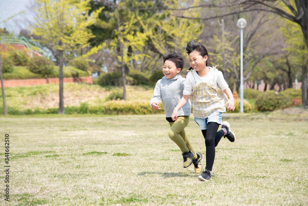 笑顔で公園を走る小学生の子供 Stock Photo Adobe Stock