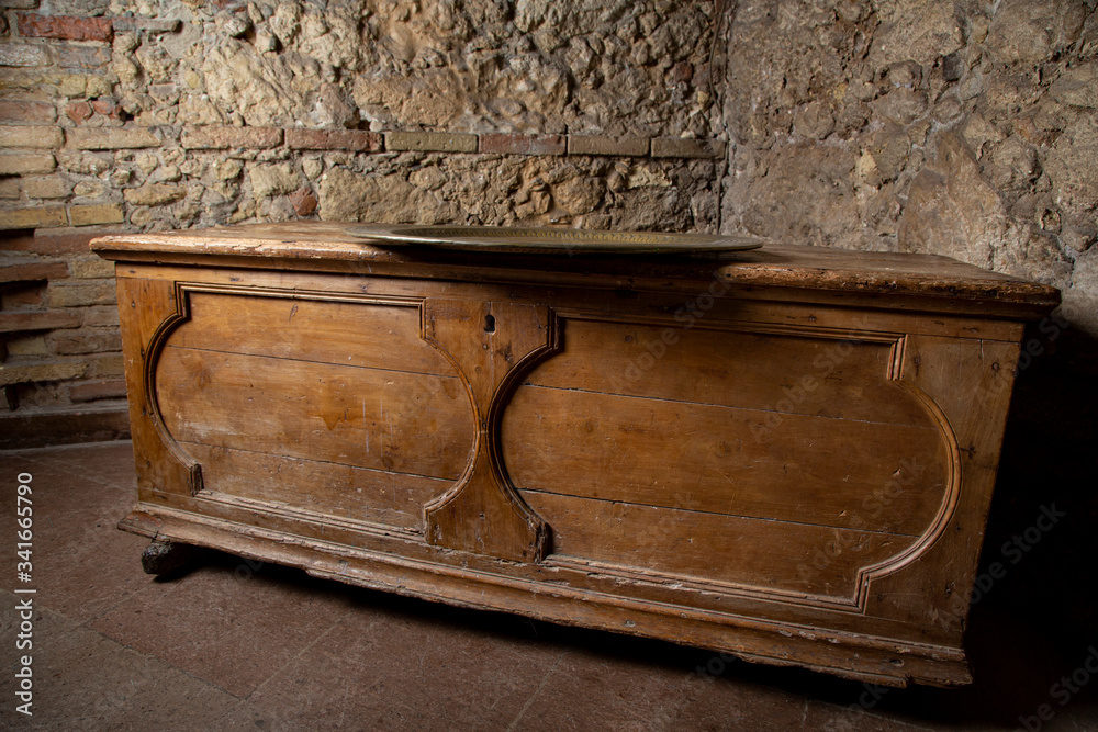 Vecchia cassapanca in legno in un ambiente antico foto de Stock | Adobe  Stock