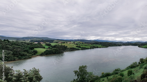 Vista panorámica de El Río Escudo en San Vicente de la Barquera, Cantabria