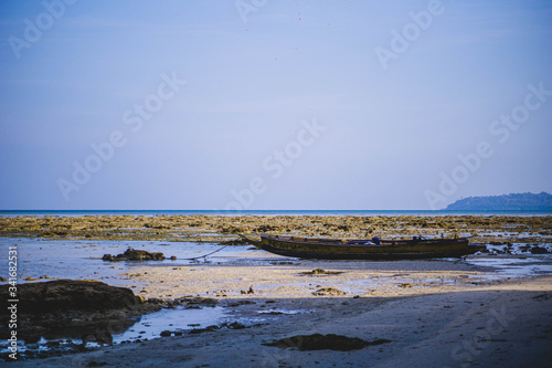 Carta da parati beach and sea during a lowtide in havelock andaman india