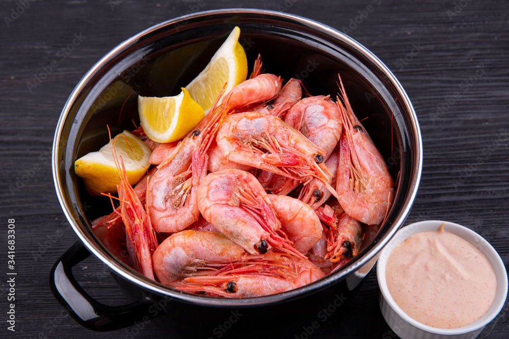Boiled shrimp, served with lemon and cream sauce Boiled shrimp, served with lemon and cream sauce