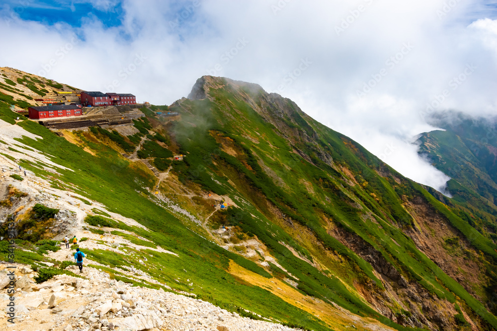 Naklejka premium 夏の北アルプス後立山連峰、唐松岳山頂からの唐松岳頂上山荘