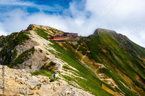 夏の北アルプス後立山連峰、唐松岳山頂からの唐松岳頂上山荘