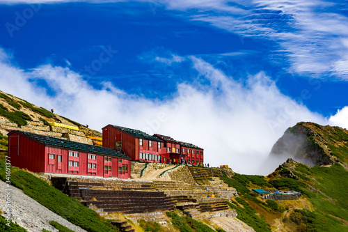 夏の北アルプス後立山連峰、唐松岳山頂からの唐松岳頂上山荘