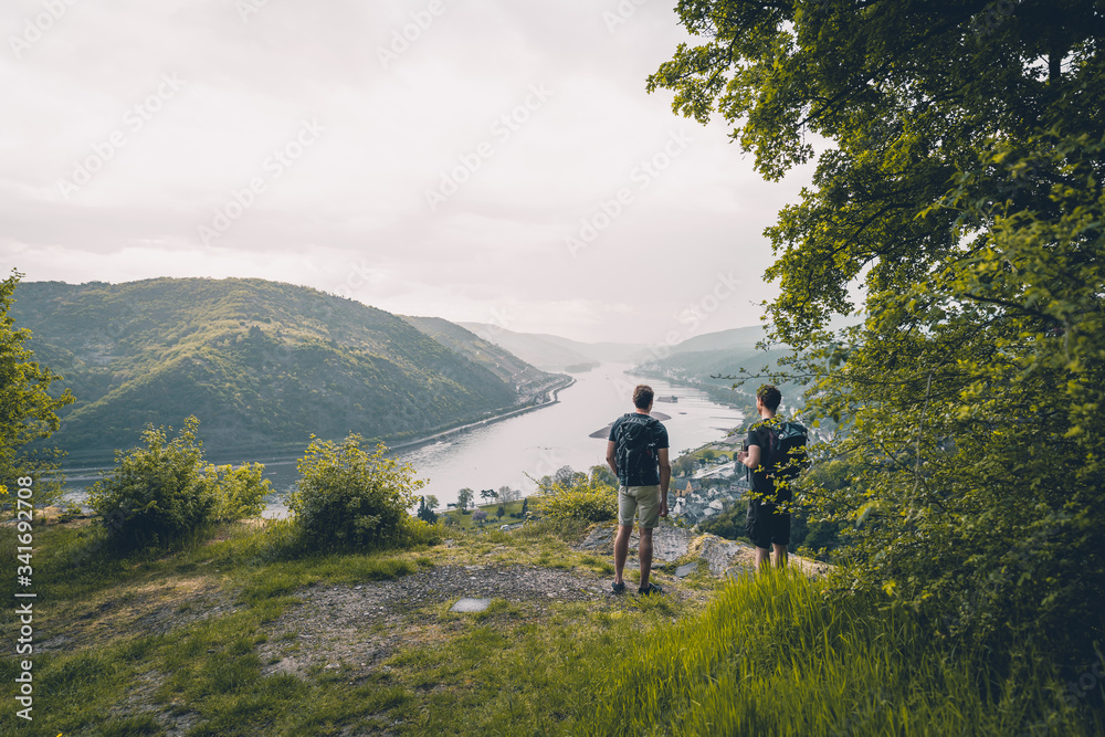 Zwei Männer schauen auf die hügelige Landschaft des Rheintals