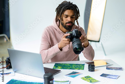 Medium shot man looking at camera. Black man in photography studio © FreepikCompany