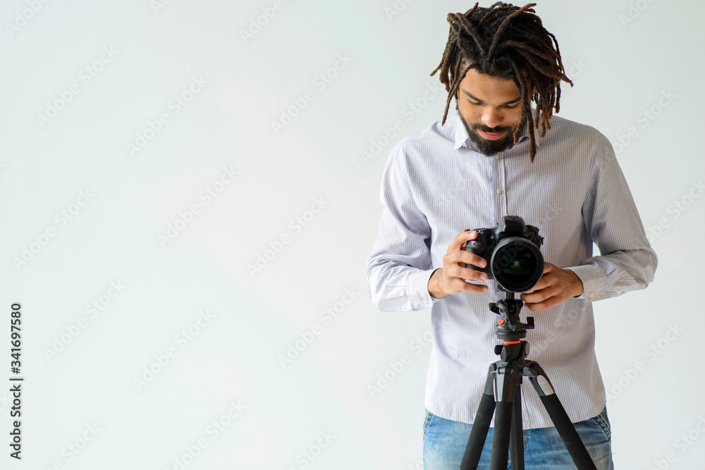 Obraz premium Medium shot man with copy-space. Black man with camera.