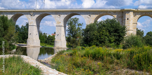 Most kolejowy i malownicza rzeka