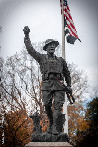 Φωτογραφία American WWI Soldier (doughboy) bronze statue holding rifle and hand grenade wit