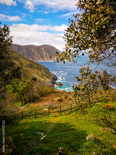 Paisaje costa con acantilado y mar en Galicia