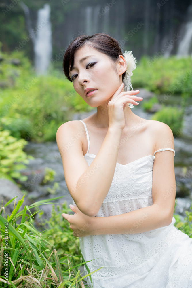 渓流と女性 渓流と女性