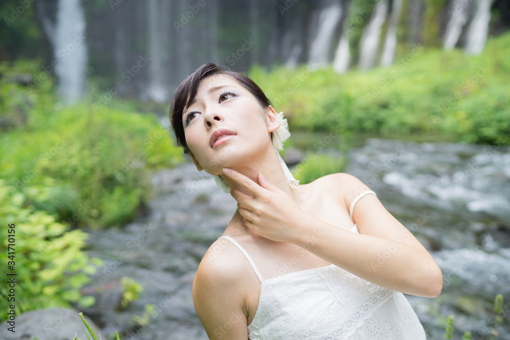 渓流と女性