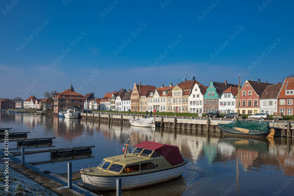 Hafenpromenade mit historischen Häusern in Glückstadt Hafenpromenade mit historischen Häusern in Glückstadt
