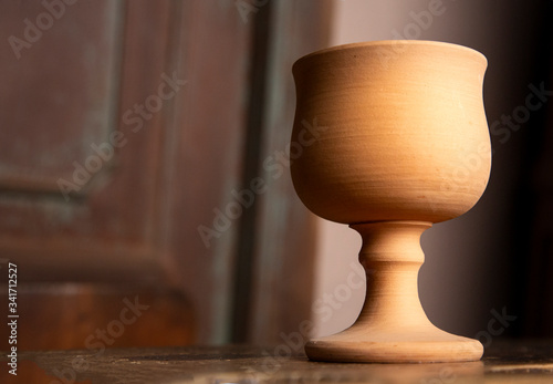 bellissimo tazza in terracotta isolata su tavolo in legno  photo