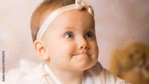 Mała Dziewczynka z grymasem na  twarzy Portret