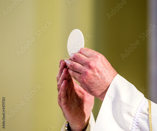 Photo host that in the hands of the priest, as in the hands of Pope Francis, becomes t