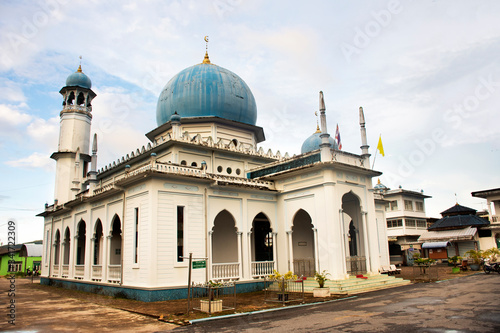Central Mosque or Masjid klang of Betong city for thai people and foreign travelers travel visit and respect praying at Betong valley on August 16, 2019 in Yala, Thailand © tuayai