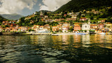 Włoska wioska nad jeziorem 