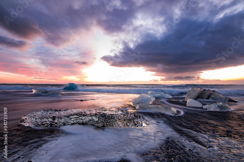 Wallpaper Mural Playa de arena negra y hielo. Amanecer en Islandia Torontodigital.ca