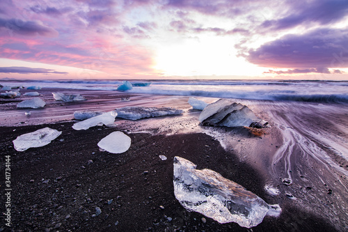 Playa de arena negra y hielo. Amanecer en Islandia