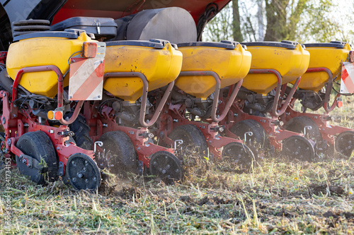 Einzelkornsämaschine im Einsatz Direktsaat Mulchsaat photo