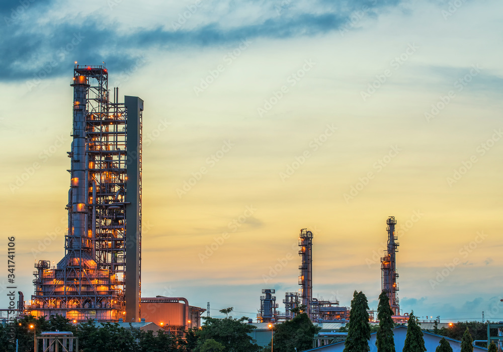 Obraz premium Oil refinery at sunrise
