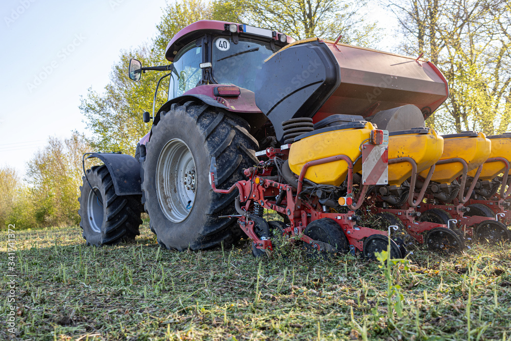Traktor mit Einzelkornsämaschine beim Maislegen Direktsaat Traktor mit Einzelkornsämaschine beim Maislegen Direktsaat