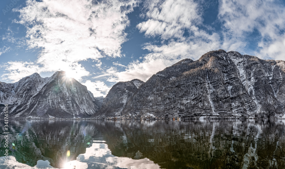 Obraz premium Snowy mountains around Hallstatt village and lake with clear sunny sky