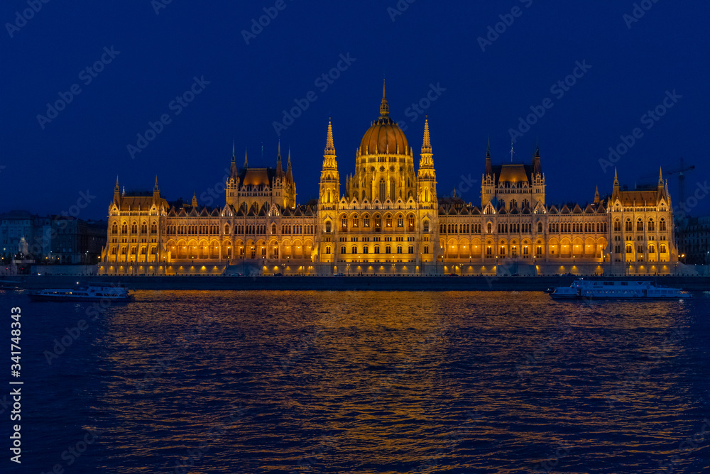 Fototapeta premium sunset over the river in the city of Budapest with the Parliament
