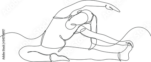 donna che pratica yoga, disegnato con singola sottile  linea continua photo