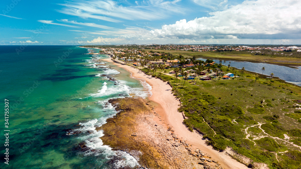 Imagem Aérea da praia de Jauá, localizada a 42 km de Salvador, no município de Camaçari, Brasil