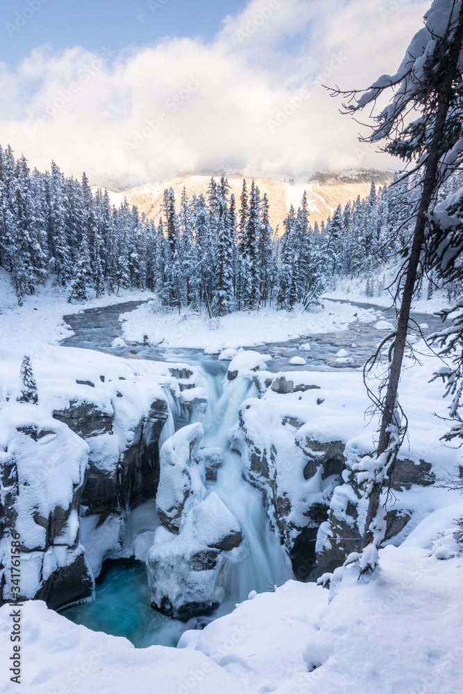 Obraz premium Río y rocas. Hielo y nieve