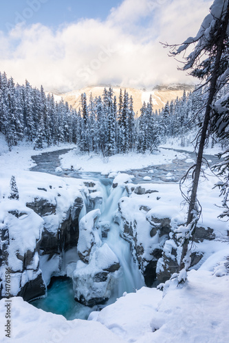 Río y rocas. Hielo y nieve © SaskiaBauerPhoto