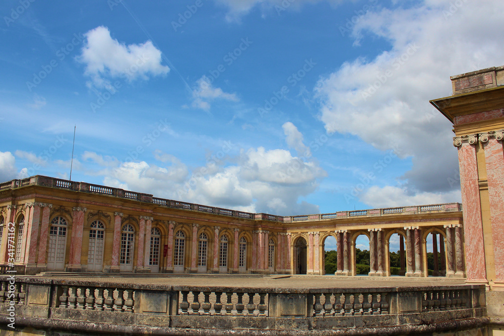 Fototapeta premium Grand Trianon w parku pałacu wersalskiego