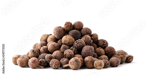 Tela A pile of dried allspice on a white background. Isolated