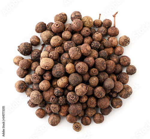 Tela A pile of dried allspice on a white background. The view from top